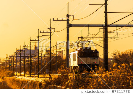 "Saitama Prefecture" Musashino Line / freight train running in the setting sun "Saitama Prefecture" Musashino Line / freight train running in the setting sun 97811778