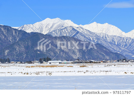 從山腳下看冬季北阿爾卑斯山的臼杵立山山脈 97811797