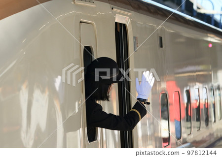 新幹線售票員發車進度確認安全的新幹線售票員 97812144