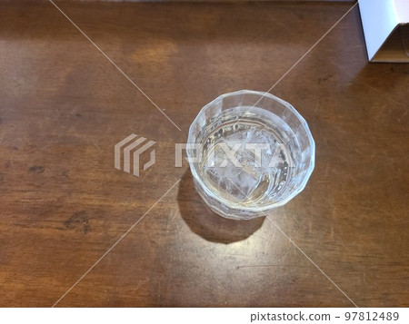 進入玻璃杯的水 進入玻璃杯的水 97812489
