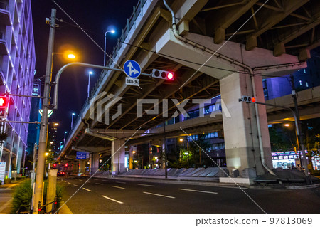 夜間高速公路立交橋下的風景 97813069