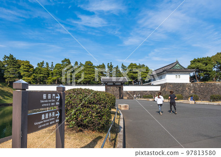 Imperial Palace Runner heading for Sakuradamon 97813580