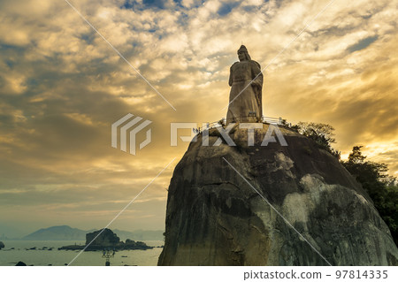 Evening view of Gulangyu Island and the statue of Zheng Chenggong, Xiamen, Fujian Province / Xiamen, China 97814335
