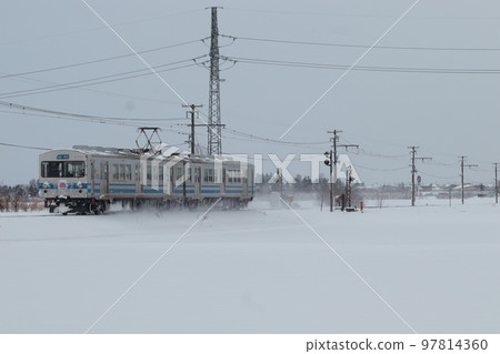 冬季的弘南鐵道弘南線雪景優美 冬季的弘南鐵道弘南線雪景優美 97814360