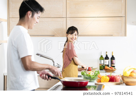 young couple cooking 97814541