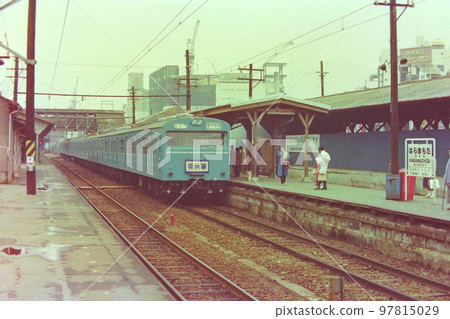 Haramachida (currently Machida) Station on the Yokohama Line, Series 103 bound for Higashi-Kanagawa (Kuha 103-776, etc.), March 6, 1980 97815029