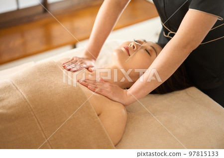 在美容院接受肩部按摩的婦女 在美容院接受肩部按摩的婦女 97815133