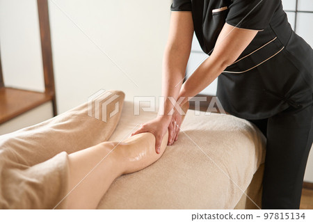 在美容院接受足部按摩的婦女 97815134