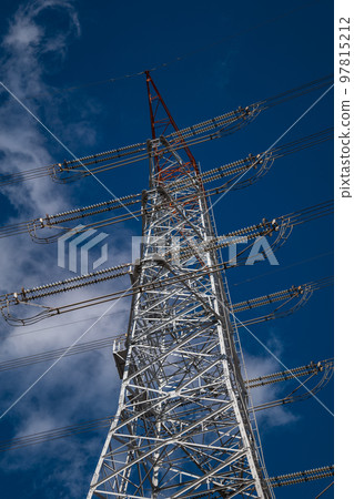 在藍天的高壓輸電塔 在藍天的高壓輸電塔 97815212
