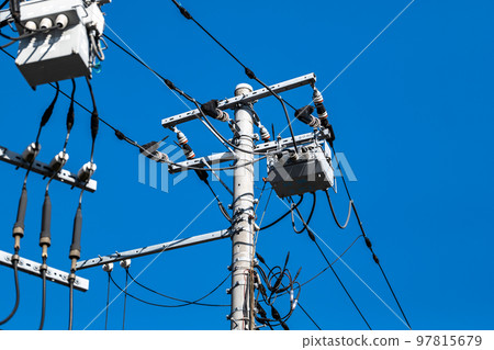電線桿和電壓互感器上的 PAS 97815679