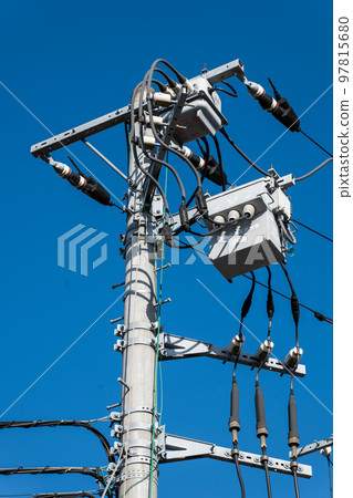 電線桿和電壓互感器上的 PAS 97815680