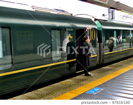 Running hotel TWILIGHT EXPRESS waiting for departure at Kyoto Station, Kyoto Mizukaze view (3) Running hotel TWILIGHT EXPRESS waiting for departure at Kyoto Station, Kyoto Mizukaze view (3) 97816180
