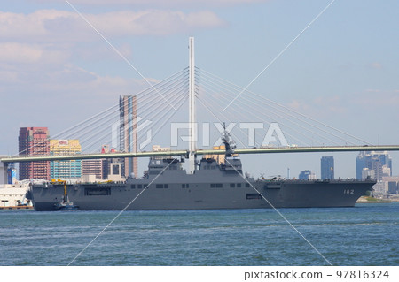 Helicopter-equipped destroyer DDH-182 "Ise" calling at Osaka Nanko Helicopter-equipped destroyer DDH-182 "Ise" calling at Osaka Nanko 97816324