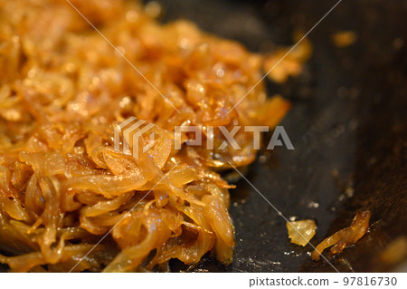 Fry the onion in a cast iron skillet until it turns brown. 97816730