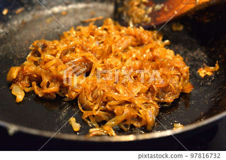 Fry the onion in a cast iron skillet until it turns brown. 97816732