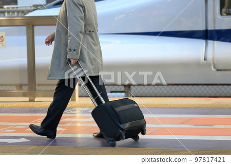 Shinkansen platform passenger, tourist, businessman 97817421