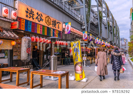 日本除夕的東京城市景觀。帶著購物袋等的人來來去去......澀谷橫丁= 31st 日本除夕的東京城市景觀。帶著購物袋等的人來來去去......澀谷橫丁= 31st 97819292