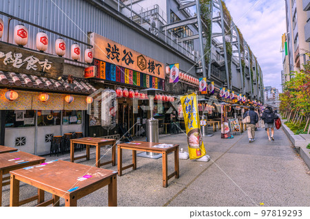 日本除夕的東京城市景觀。帶著購物袋等的人來來去去......澀谷橫丁= 31st 日本除夕的東京城市景觀。帶著購物袋等的人來來去去......澀谷橫丁= 31st 97819293