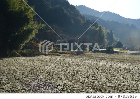 當太陽開始升起的鄉村早晨 當太陽開始升起的鄉村早晨 97819619