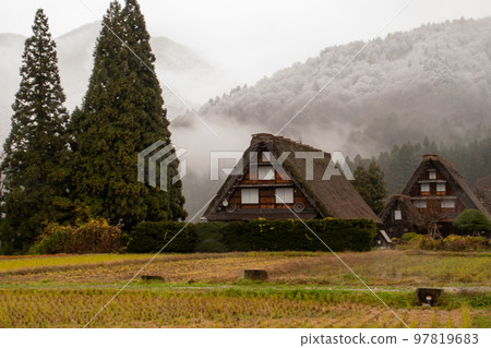 Shirakawa-go, where part of the mountain turns white and full-scale snow season approaches 97819683