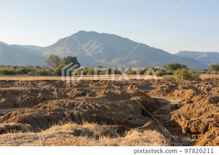 日落時分的讚比西河下游國家公園 日落時分的讚比西河下游國家公園 97820211