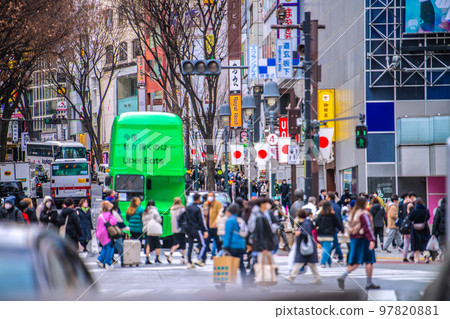Tokyo cityscape in Japan New Year's Eve. People with shopping bags etc. come and go under Dogenzaka ... = 31st, Shibuya 97820881