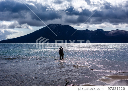 日本北海道國家公園支笏湖的漁夫 97821220