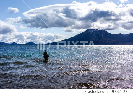 日本北海道國家公園支笏湖的漁夫 97821221