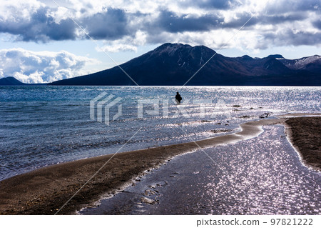 日本北海道國家公園支笏湖的漁夫 97821222