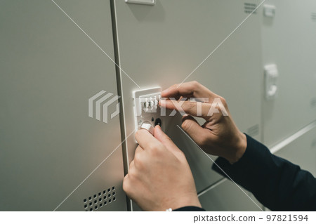 穿著儲物櫃和西裝的辦公室工作人員 97821594