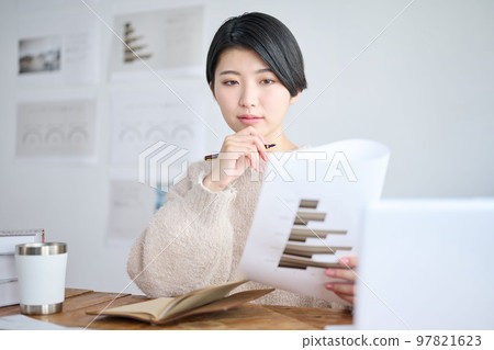 在辦公室工作的年輕女性創作者 97821623
