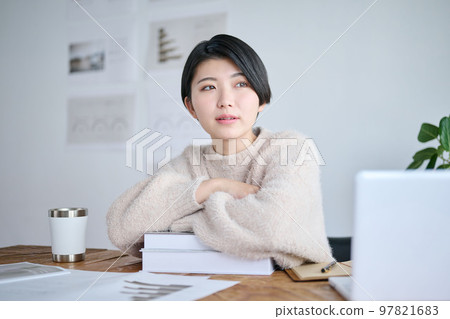 在辦公室工作的年輕女性創作者 97821683