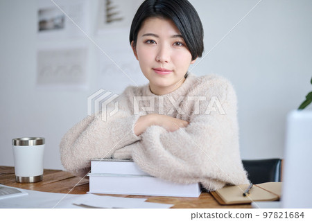 在辦公室工作的年輕女性創作者 97821684