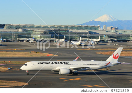 Jet planes running on taxiways with Mt. Fuji in the background Passenger planes Mt. Fuji seen from Haneda Airport Jet planes running on taxiways with Mt. Fuji in the background Passenger planes Mt. Fuji seen from Haneda Airport 97821859