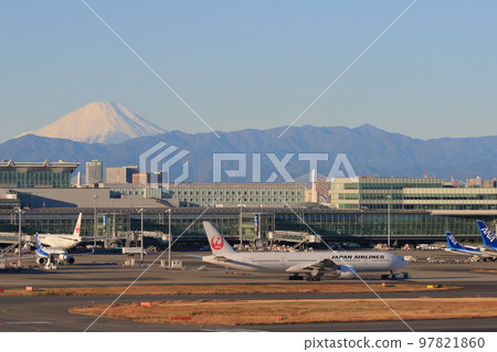 Jet planes running on taxiways with Mt. Fuji in the background Passenger planes Mt. Fuji seen from Haneda Airport Jet planes running on taxiways with Mt. Fuji in the background Passenger planes Mt. Fuji seen from Haneda Airport 97821860
