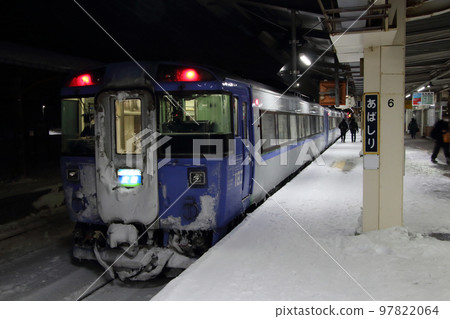 夜間停靠網走站的特急大雪（木葉183系） 97822064
