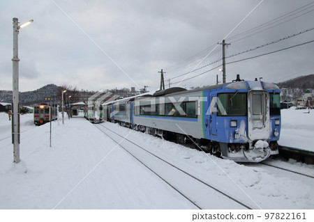在上川站停靠的特快大雪和普通列車 在上川站停靠的特快大雪和普通列車 97822161