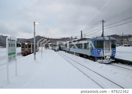 在上川站停靠的特快大雪和普通列車 在上川站停靠的特快大雪和普通列車 97822162