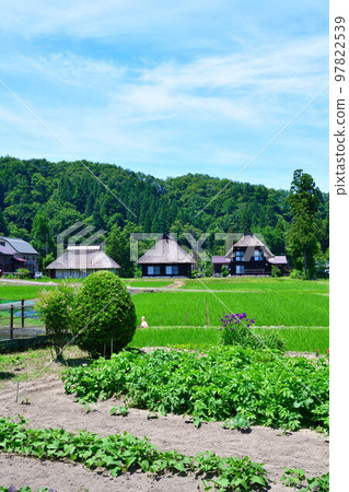 初夏的荻之島圓形村落(新潟縣) 初夏的荻之島圓形村落(新潟縣) 97822539