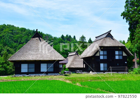 初夏的荻之島圓形村落（新潟縣） 97822550