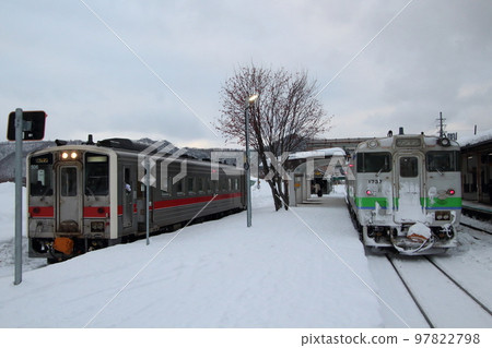 Special Rapid Kitami and local trains stopping at Kamikawa Station 97822798