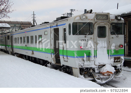 Sekihoku Main Line Kiha 40 (Asahikawa ⇔ Engaru) stopping at Kamikawa Station in winter 97822894