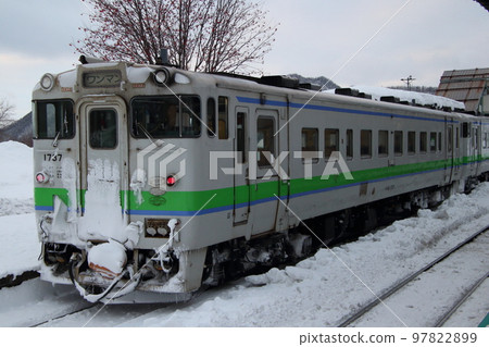 Sekihoku Main Line Kiha 40 (Asahikawa ⇔ Engaru) stopping at Kamikawa Station in winter 97822899