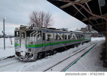 Sekihoku Main Line Kiha 40 (Asahikawa ⇔ Engaru) stopping at Kamikawa Station in winter Sekihoku Main Line Kiha 40 (Asahikawa ⇔ Engaru) stopping at Kamikawa Station in winter 97822903