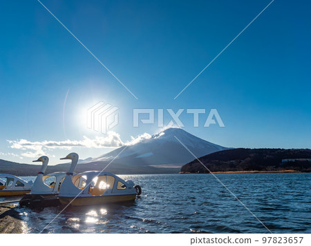 從山中湖畔眺望初冬的富士山 97823657