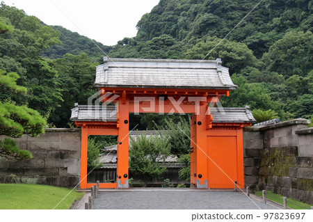 Sengon-en Red Tin Gate 97823697