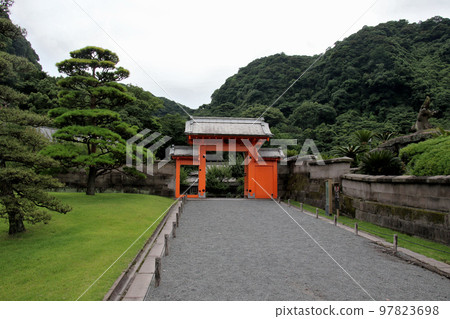 Sengon-en Red Tin Gate 97823698