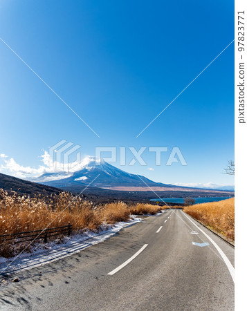 從全景平台看初冬的富士山 從全景平台看初冬的富士山 97823771