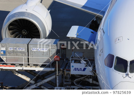 羽田機場客機裝卸集裝箱 97825639