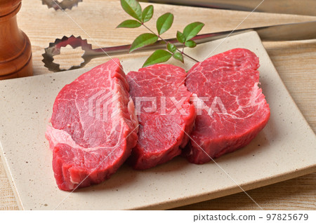 黑毛和牛里脊肉、里脊肉、牛排用牛肉、上等肉、肉、未加熱的生肉。國產牛肉。 97825679